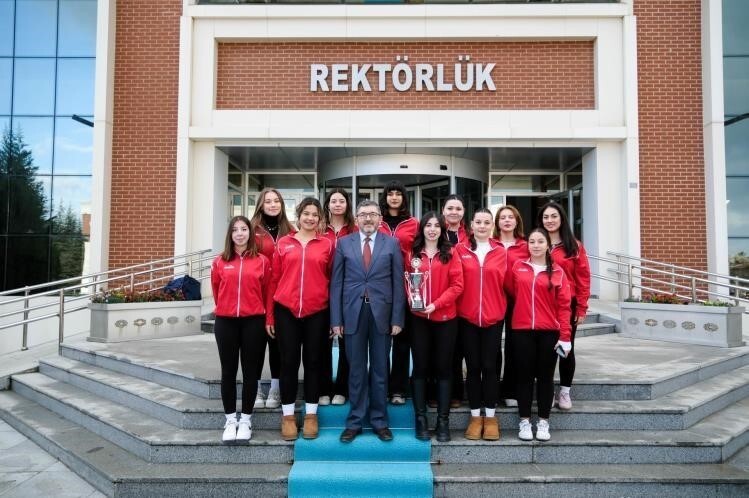 REKTÖR KAPLANCIKLI, BAŞARILI SPORCULARLA BİR ARAYA GELDİ
