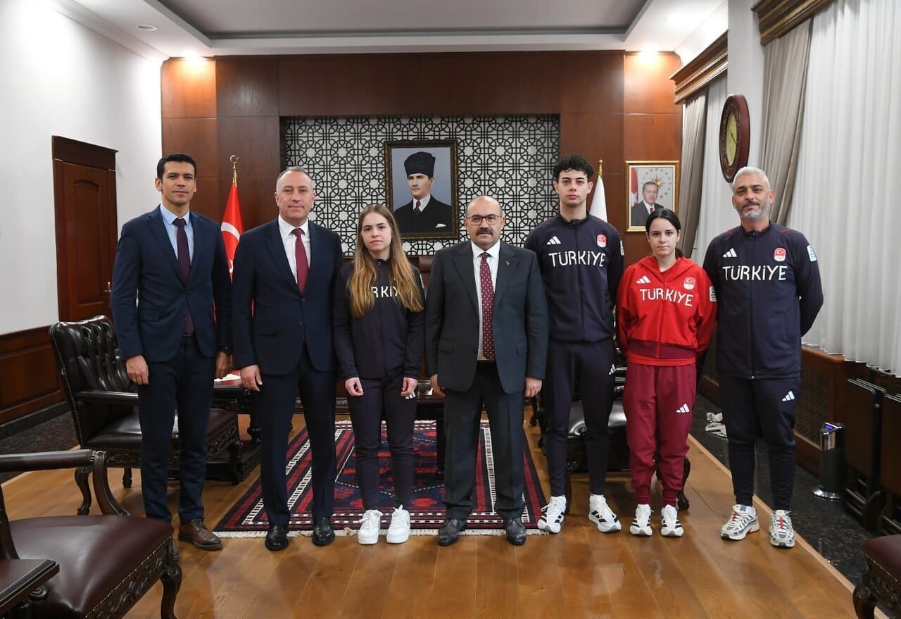RİYAD 2025’TE BAŞARILI OLAN SPORCULARA VALİ USTAOĞLU’NDAN TEBRİK