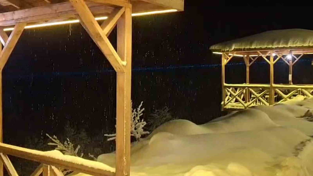 RİZE’DE BEKLENEN KAR YAĞIŞI AKŞAM SAATLERİNDE BAŞLAYARAK TEPELERİ BEYAZA BÜRÜDÜ.