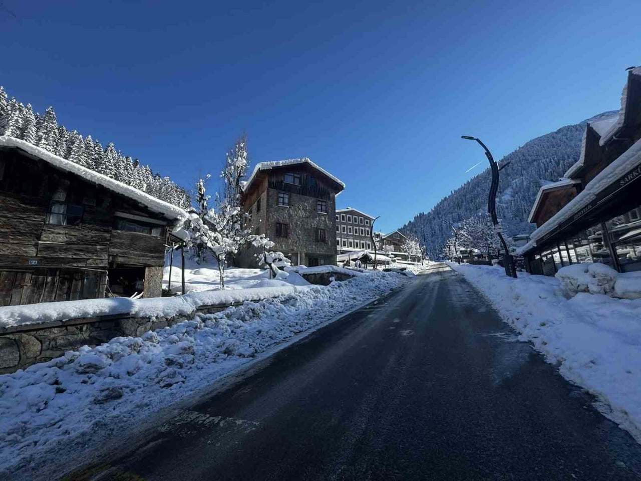 RİZE’DE BEYAZA BÜRÜNEN TEPELER GÜNEŞİN DE IŞIĞIYLA BİRLEŞİNCE KENDİSİNE HAYRAN...