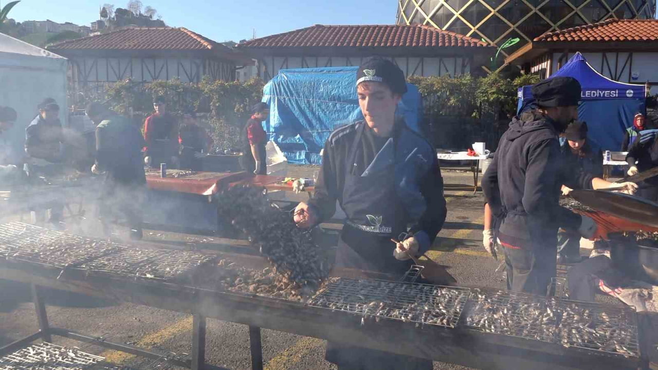 RİZE’DE BU YIL 8’İNCİSİ DÜZENLENEN HAMSİ FESTİVALİ BÜYÜK İLGİ GÖRDÜ