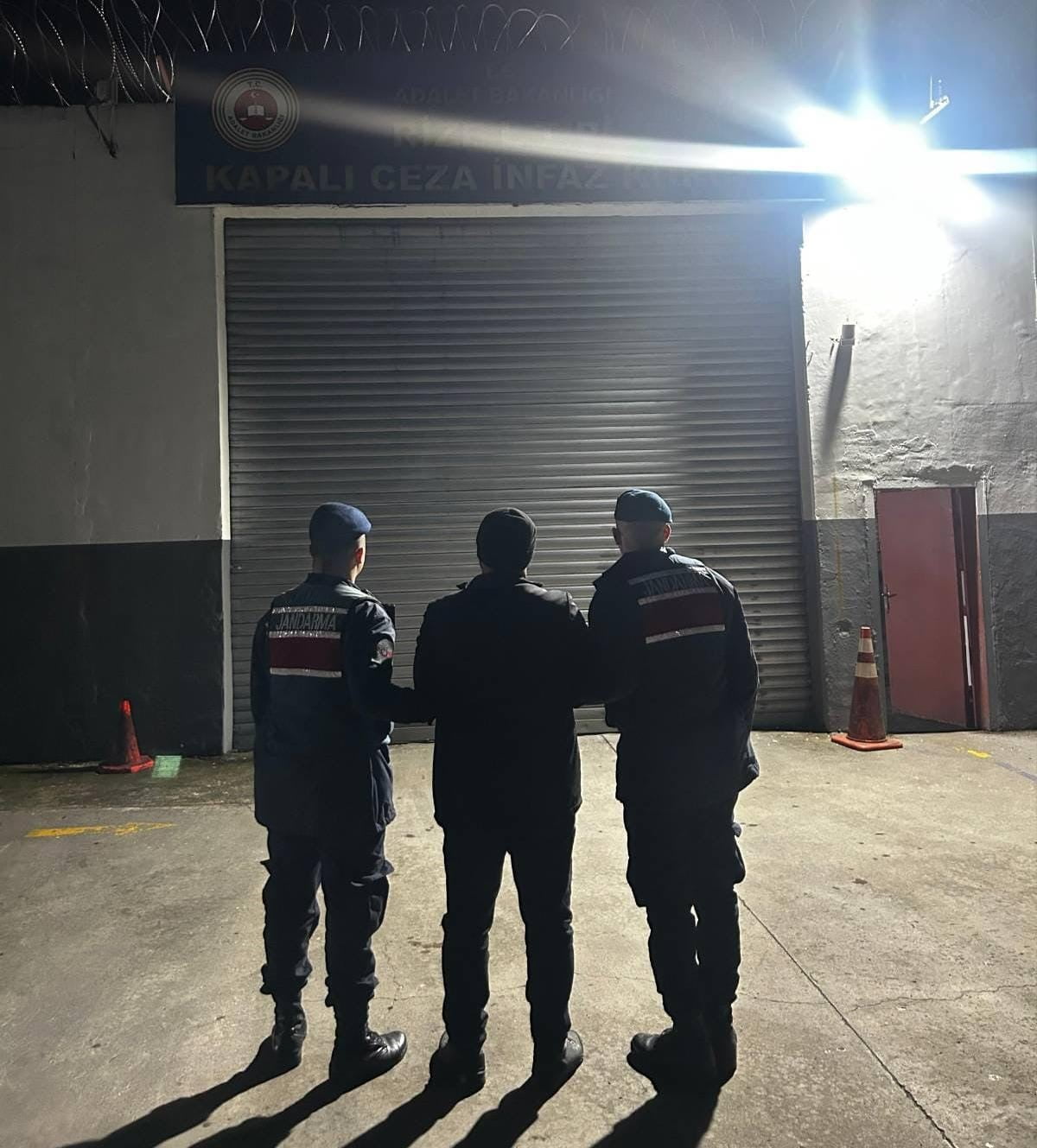 RİZE’DE ‘ÇOCUĞUN CİNSEL İSTİSMARI’ SUÇUNDAN ARANAN ŞAHIS, JANDARMA EKİPLERİ TARAFINDAN YAKALANARAK...