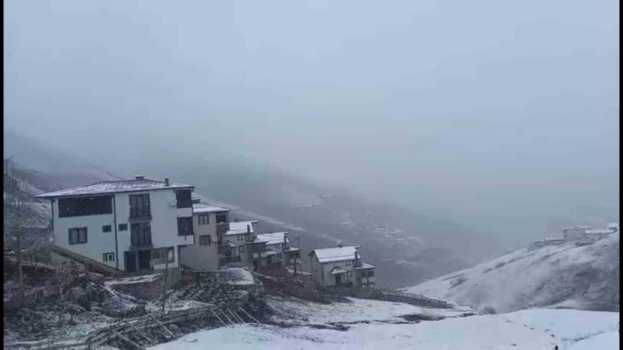 RİZE’DE ETKİLİ OLAN KAR YAĞIŞI NEDENİYLE YÜKSEK RAKIMLARDAKİ BÖLGELER BEYAZA BÜRÜNEREK...