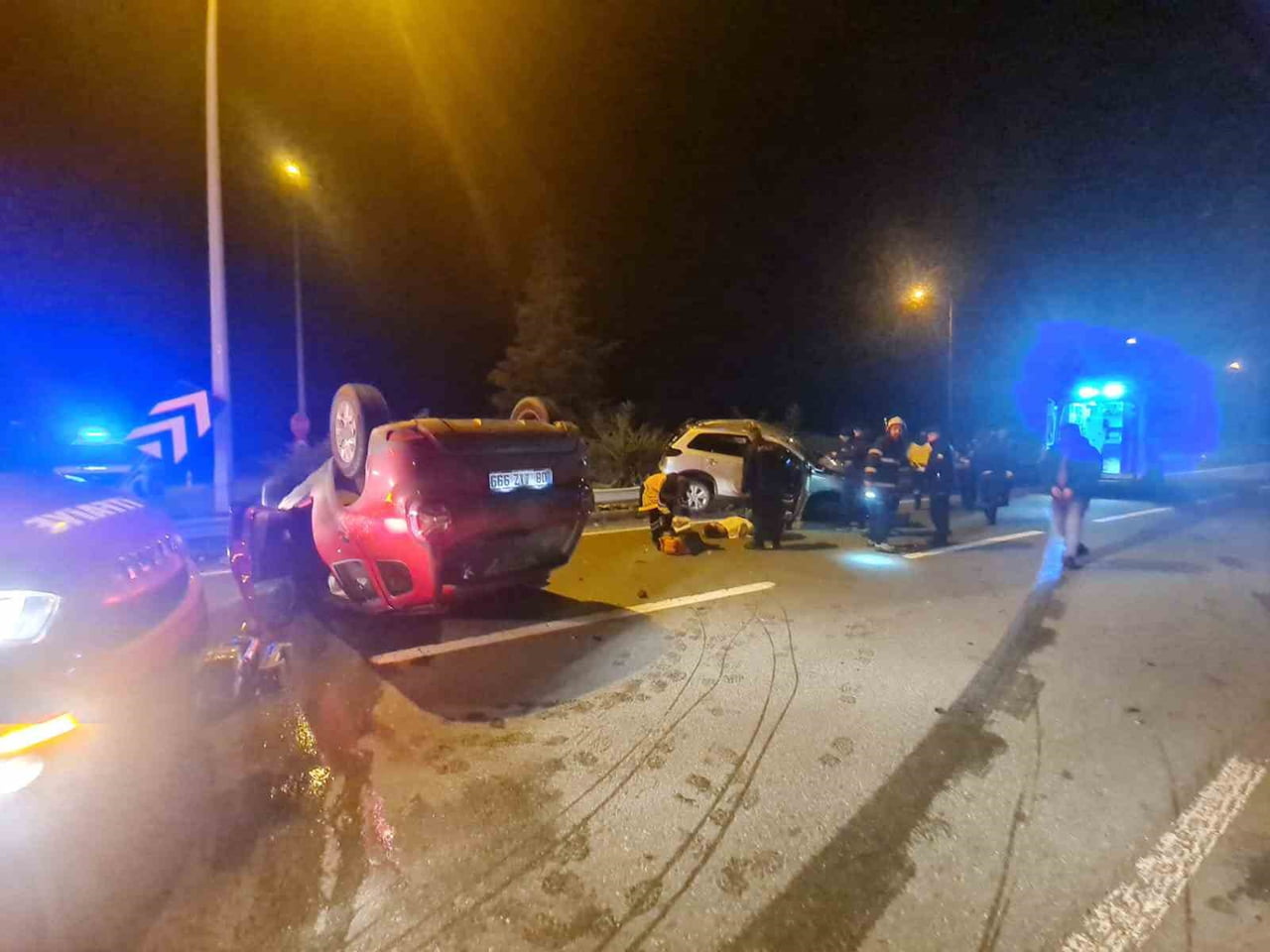 RİZE’DE MEYDANA GELEN TRAFİK KAZASINDA ÇARPIŞAN İKİ OTOMOBİLİN İÇERİSİNDE BULUNAN 5 KİŞİ...