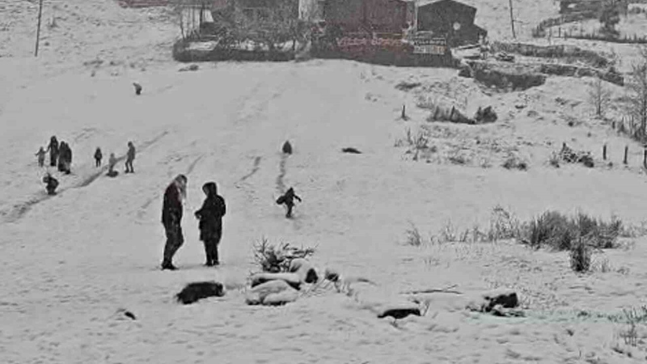 RİZE’NİN ÇAMLIHEMŞİN İLÇESİNDE BULUNAN DÜNYACA ÜNLÜ TURİZM MERKEZİ AYDER YAYLASI, YAĞAN KARLA...