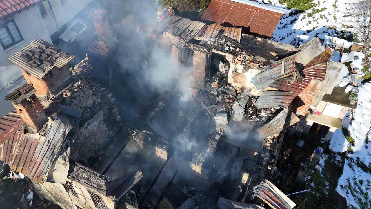 RİZE’NİN HEMŞİN İLÇESİNDE ÇIKAN YANGINDA 2 EV TAMAMEN YANARKEN 1 EVDE DE HASAR OLUŞTU