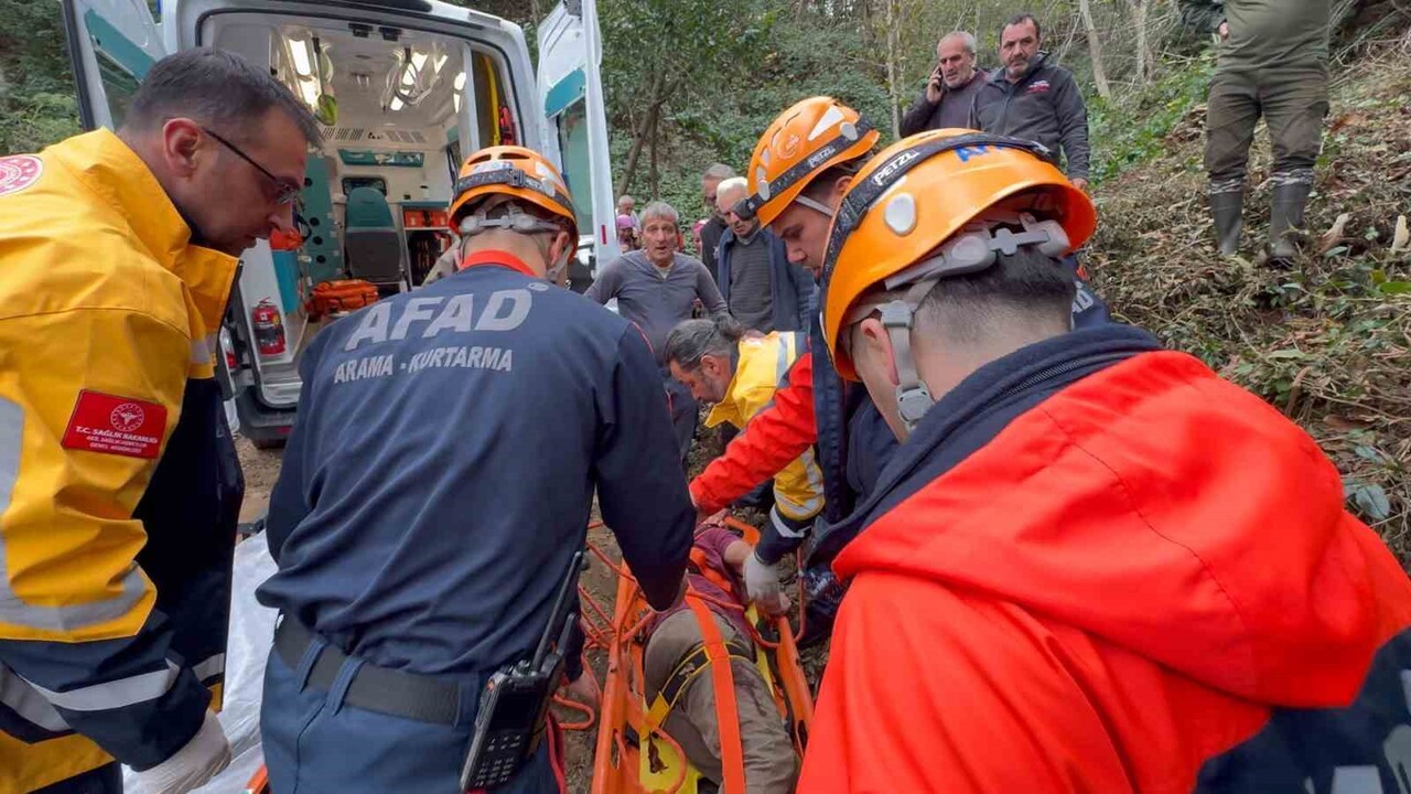RİZE’NİN PAZAR İLÇESİNDE KESİĞİ AĞACAĞIN ÇARPARAK SAVURDUĞU VATANDAŞ HASTANEYE...