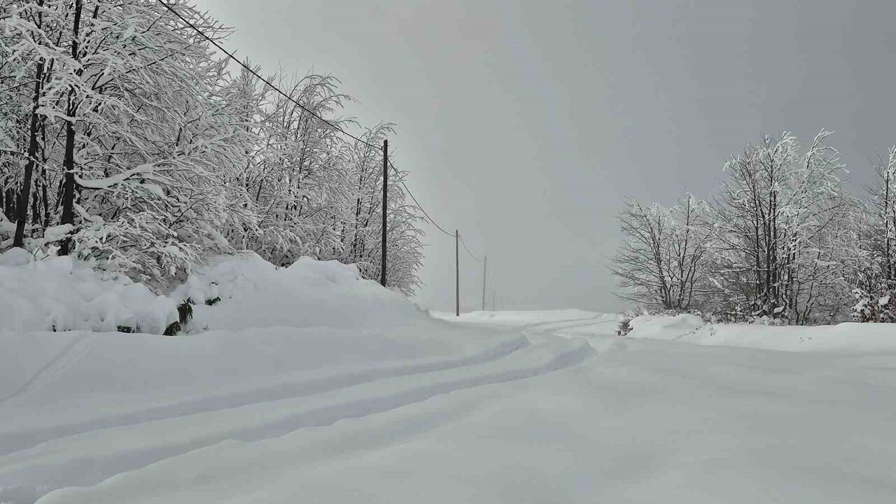 RİZE’NİN ŞEHİR MERKEZİNE EN YAKIN YAYLASI OLAN HANDÜZÜ YAYLASI’NDA KARIN GÜZELLİĞİ HAVADAN...