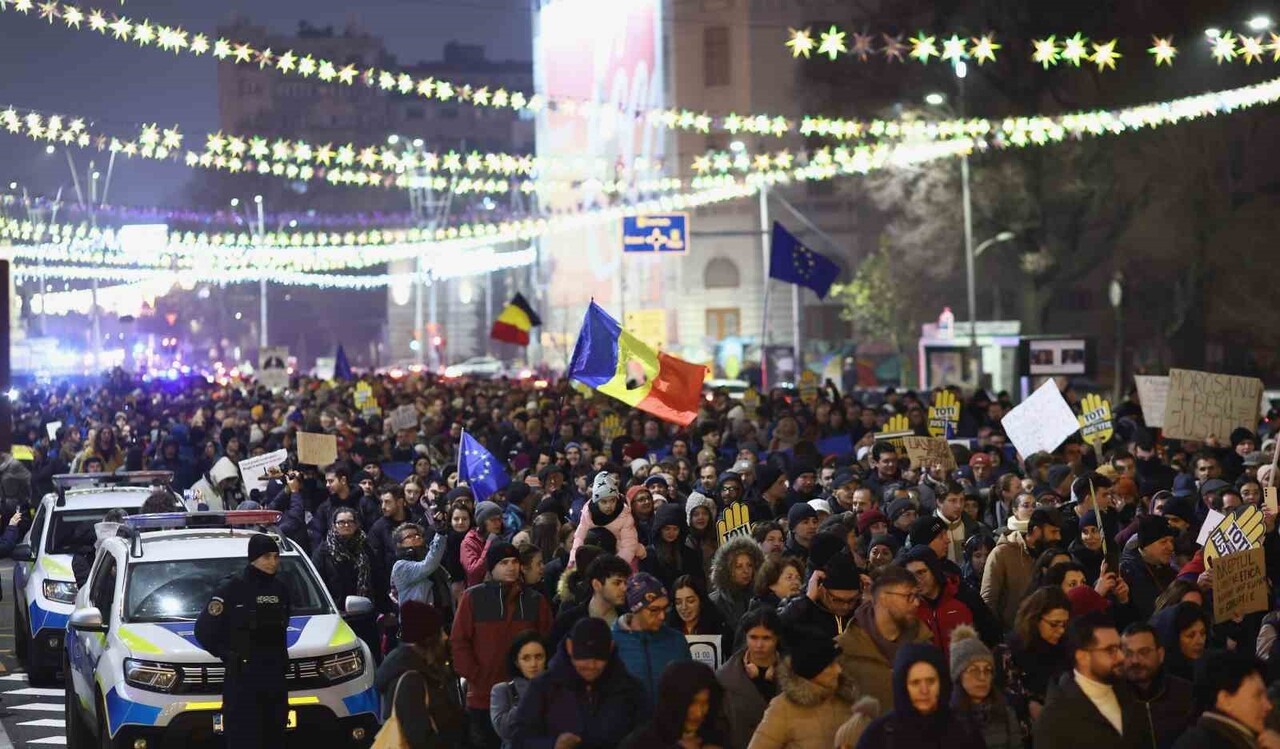 ROMANYA'NIN BAŞKENTİ BÜKREŞ'TE YAKLAŞIK 10 BİN KİŞİ, YARGIDAKİ USULSÜZLÜKLERİ PROTESTO ETMEK...