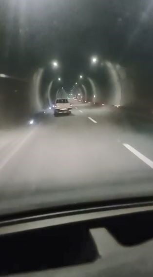 RTVİN’İN BORÇKA-HOPA KARAYOLUNDAKİ CANKURTARAN TÜNELİ’NDE BİR KAMYONETİN TEHLİKELİ ŞEKİLDE...