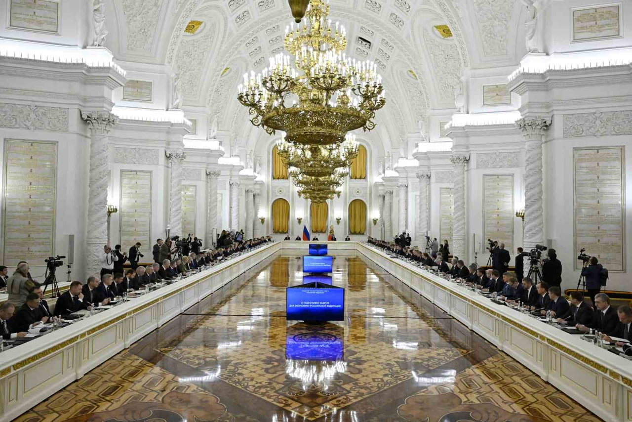 RUSYA'NIN ÖNDE GELEN GAZETELERİNDEN KOMMERSANT, RUSYA DEVLET BAŞKANI VLADİMİR PUTİN'İN DONBASS...