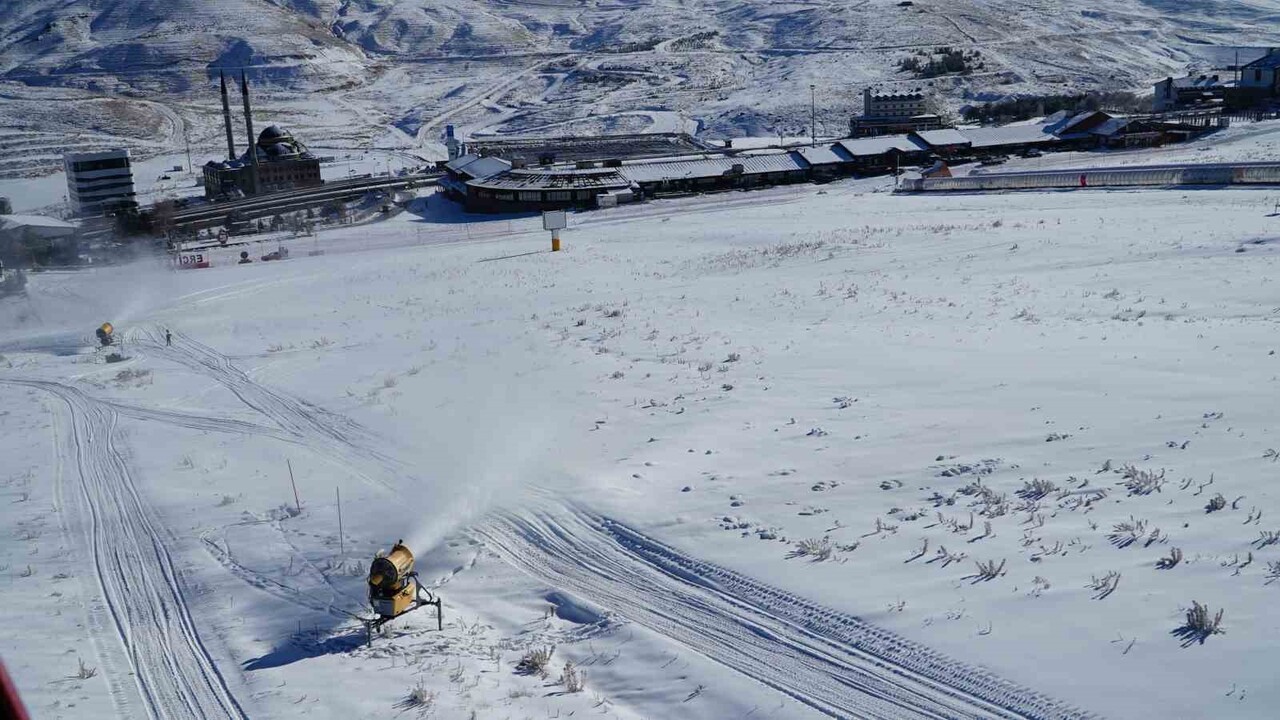 SAATTE 9 BİN METREKÜP KAR ÜRETME KAPASİTESİNE SAHİP SİSTEM SAYESİNDE ERCİYES’TE SEZON İLKBAHARIN...