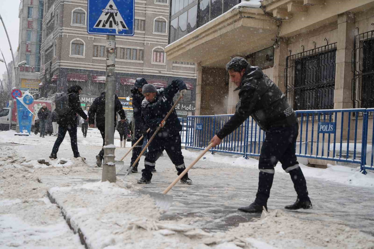 SABAH SAATLERİNDEN İTİBAREN KENT GENELİNDE ETKİLİ OLAN YOĞUN KAR YAĞIŞI ARAÇ VE YAYA TRAFİĞİNİ DE...