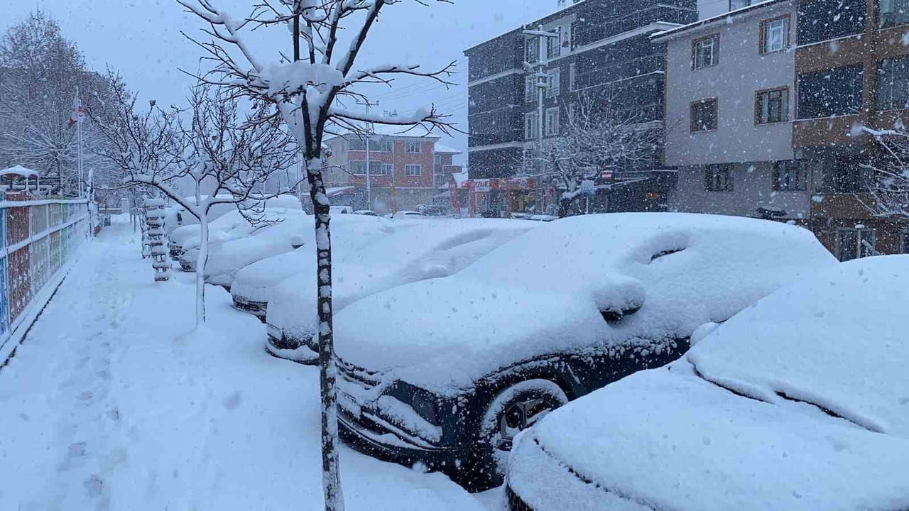 SABAH SAATLERİYLE BİRLİKTE KENT MERKEZİ BEYAZ ÖRTÜYLE KAPLANIRKEN, KAR KALINLIĞI YER YER 20...