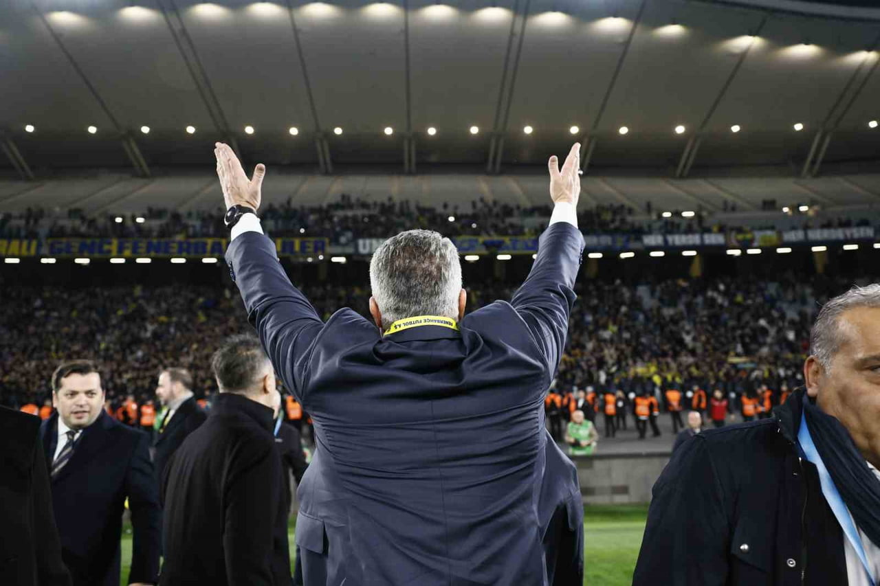 SADETTİN SARAN, GALİBİYET COŞKUSUNU TARAFTARLARLA YAŞADI