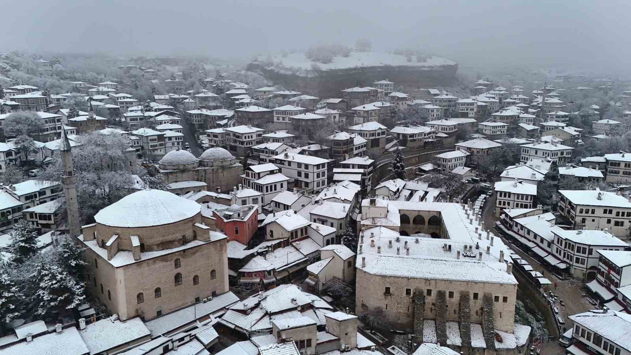 SAFRANBOLU'NDA TARİHİ KONAKLAR VE YAPILAR, ETKİLİ OLAN KAR YAĞIŞININ ARDINDAN BEYAZ ÖRTÜYLE...