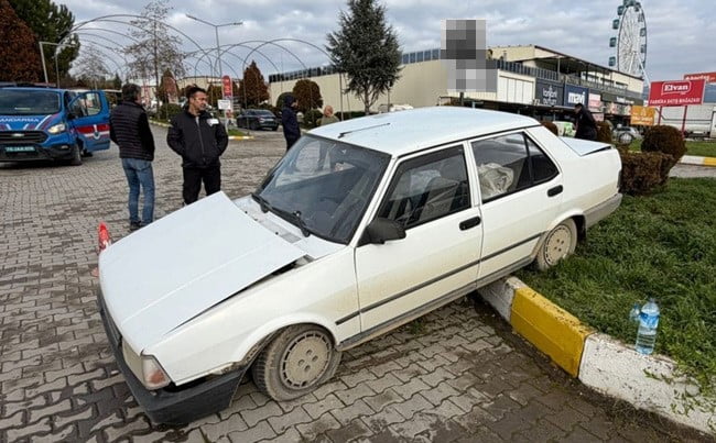 SAFRANBOLU İLÇESİNDE KAMYONETİN OTOMOBİLE ARKADAN ÇARPMASI SONUCU 2 KİŞİ YARALANDI.