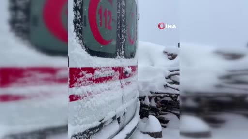 Sağlık ekiplerinin kar mesaisi: Zincir takıp hastaya ulaştılar