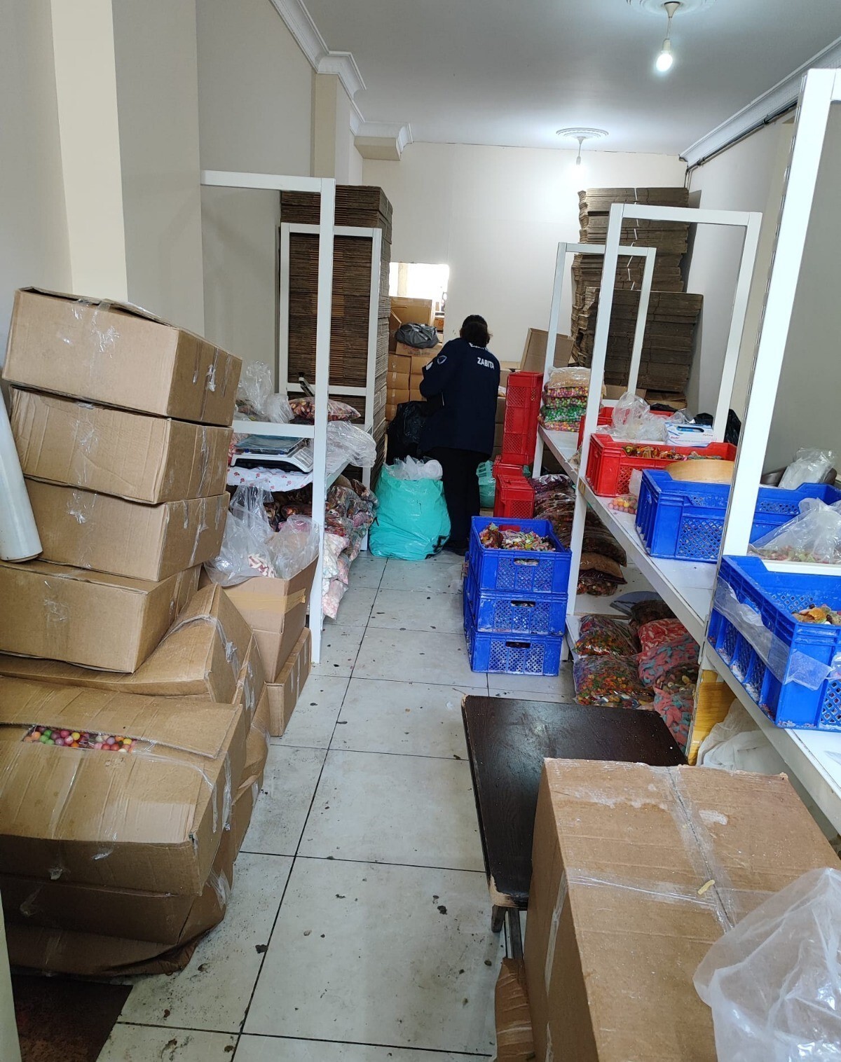 SAĞLIKSIZ ŞARTLARDA PAKETLENDİĞİ TESPİT EDİLEN 9 TON 400 KİLOGRAM JELİBON VE ÇEŞİTLİ ŞEKERLEME...