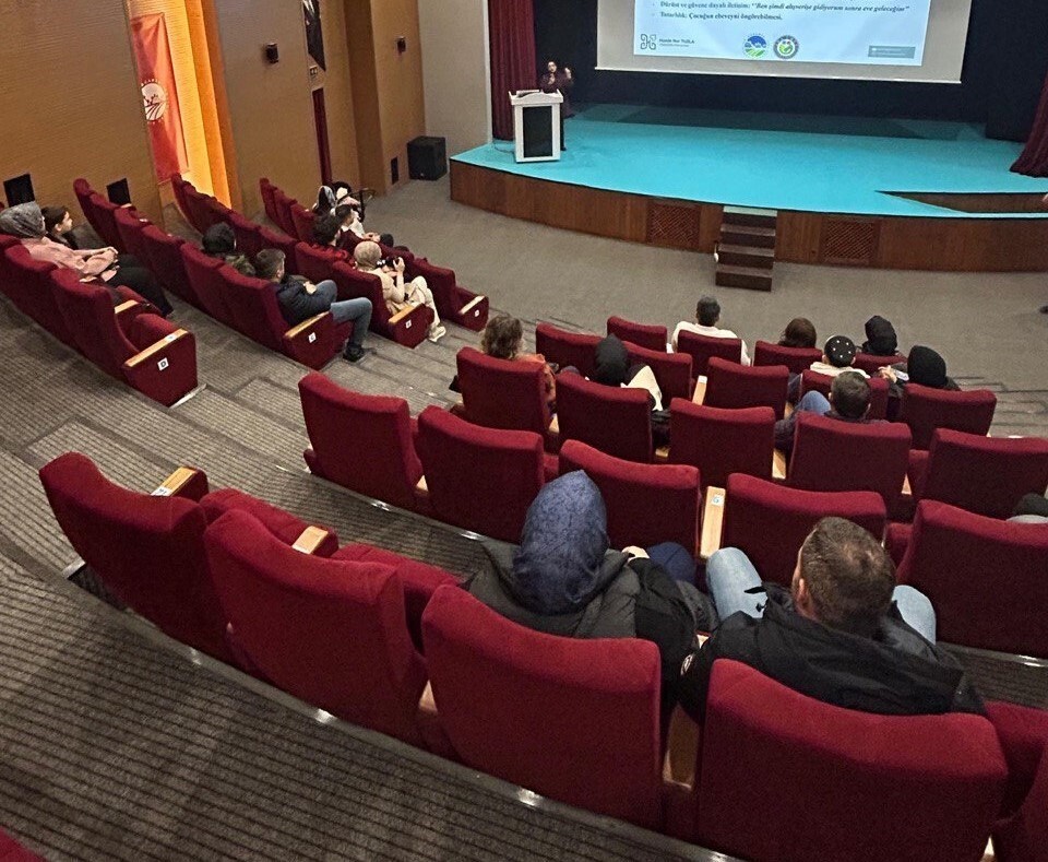 SAKARYA'DA ÖZEL GEREKSİNİMLİ ÇOCUKLARIN AİLELERİNE YÖNELİK DÜZENLENEN SEMİNERDE, ETKİLİ İLETİŞİM...