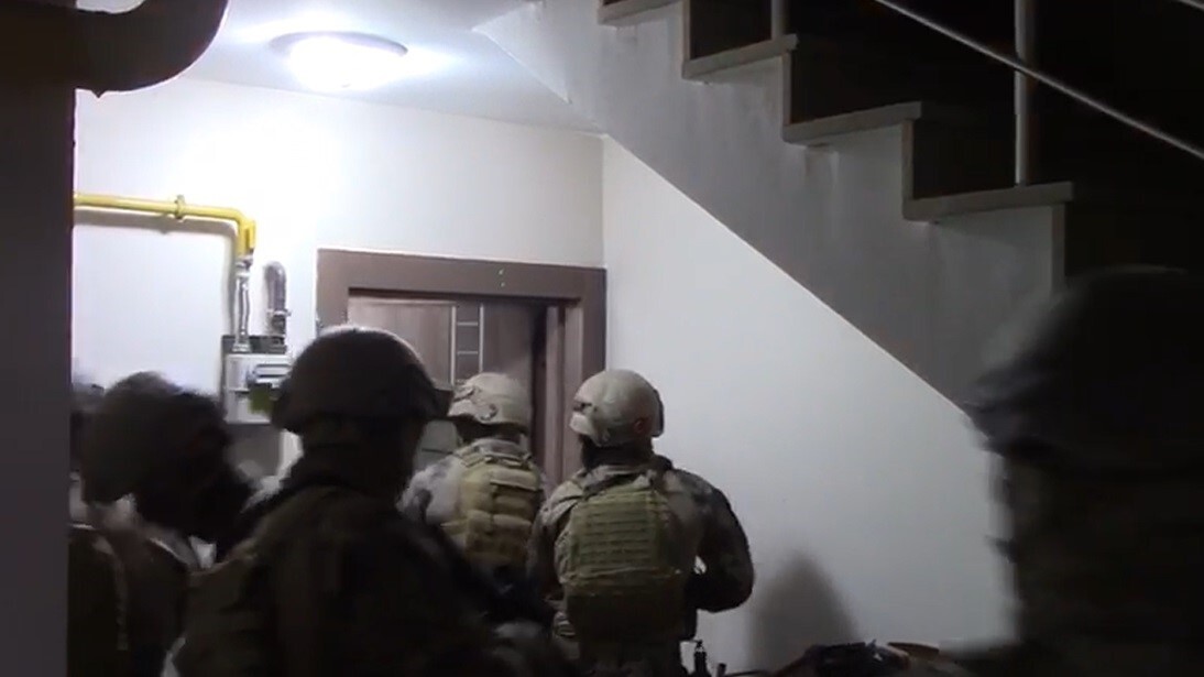 SAKARYA'DA TERÖR ÖRGÜTÜ DEAŞ'A YÖNELİK OPERASYONDA GÖZALTINA ALINAN IRAK UYRUKLU ŞÜPHELİ...