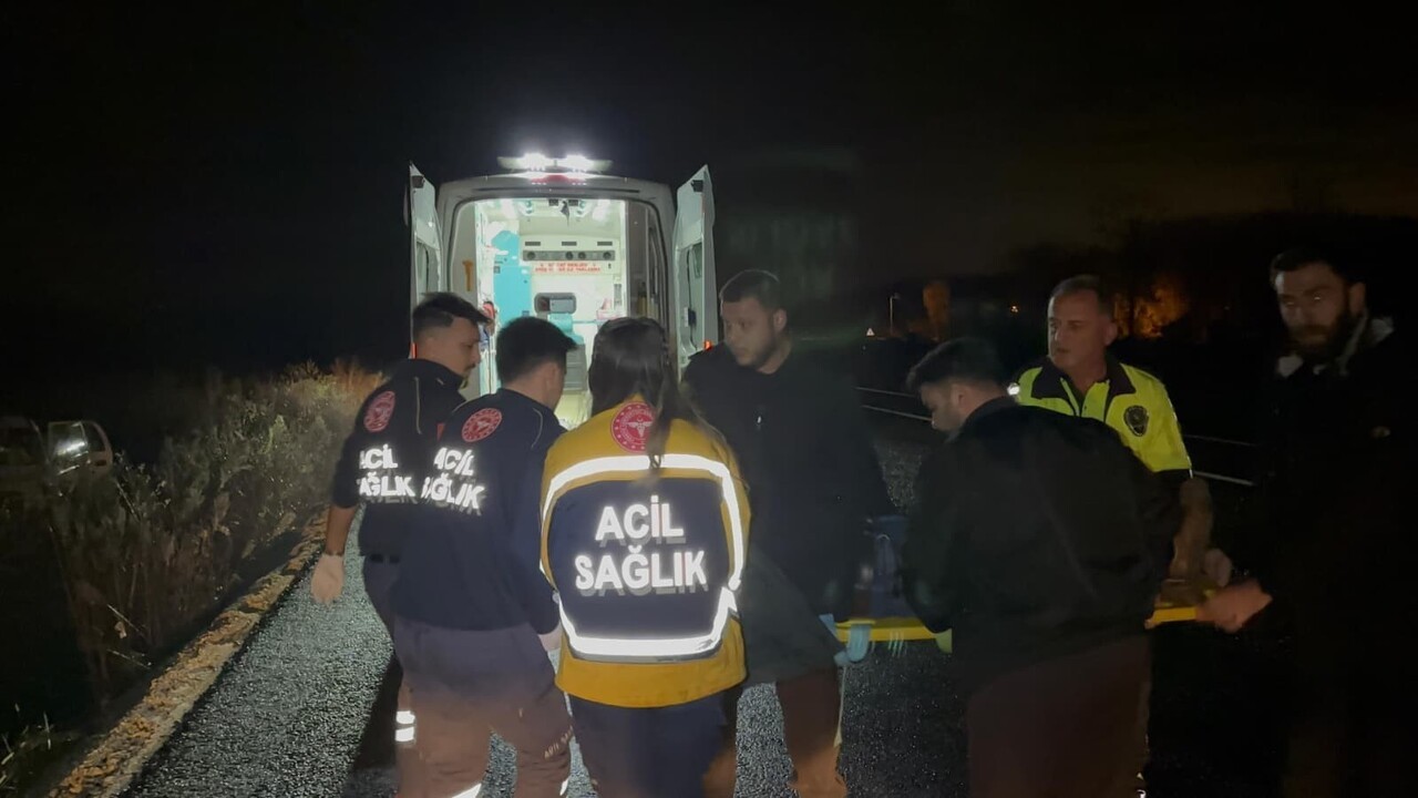 SAKARYA'NIN AKYAZI İLÇESİNDE TARLAYA GİREN OTOMOBİLİN SÜRÜCÜSÜ, UZUN UĞRAŞLAR SONUCU KURTARILARAK...