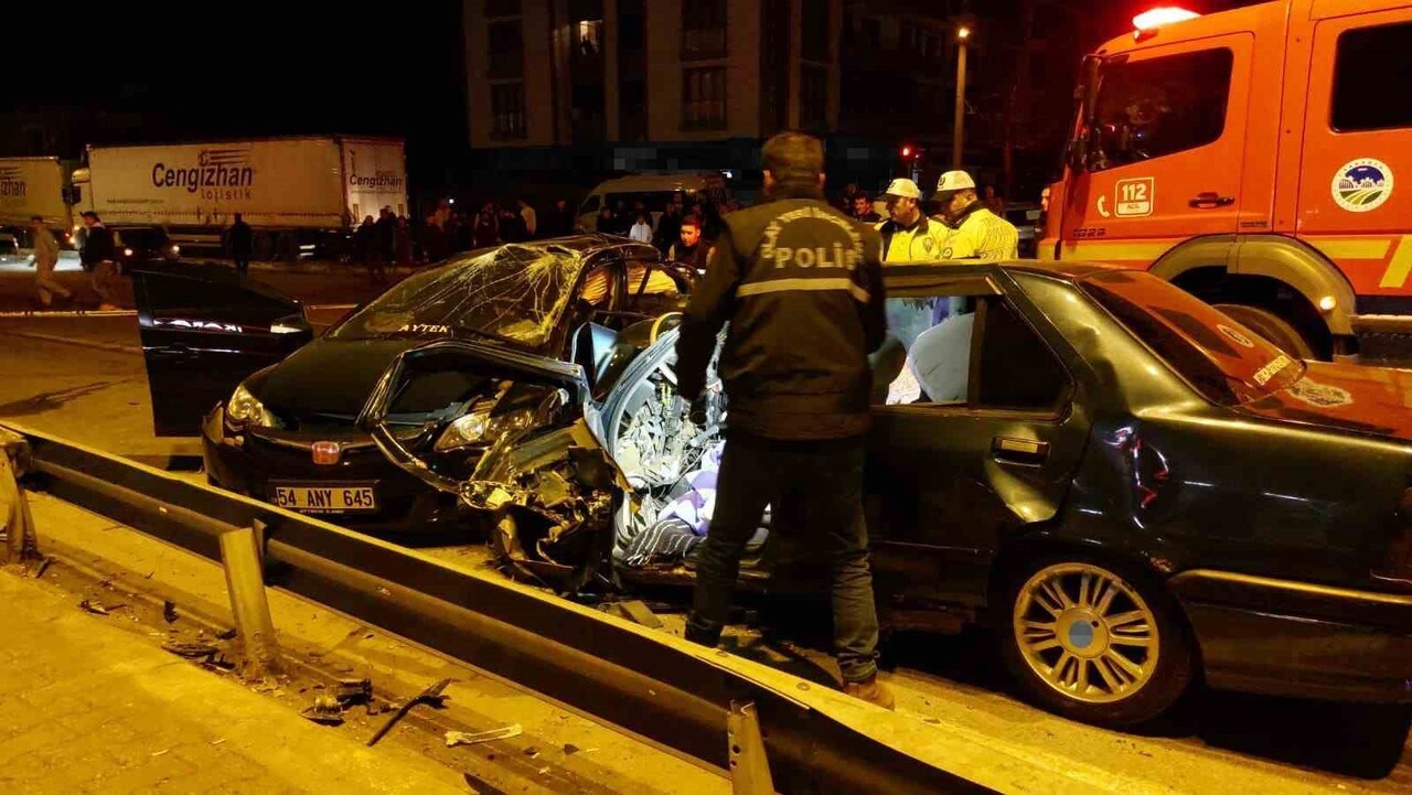 SAKARYA'NIN HENDEK İLÇESİNDE 6 ARALIK GECESİ D-100 KARA YOLUNDA İKİ OTOMOBİL ÇARPIŞMIŞTI...