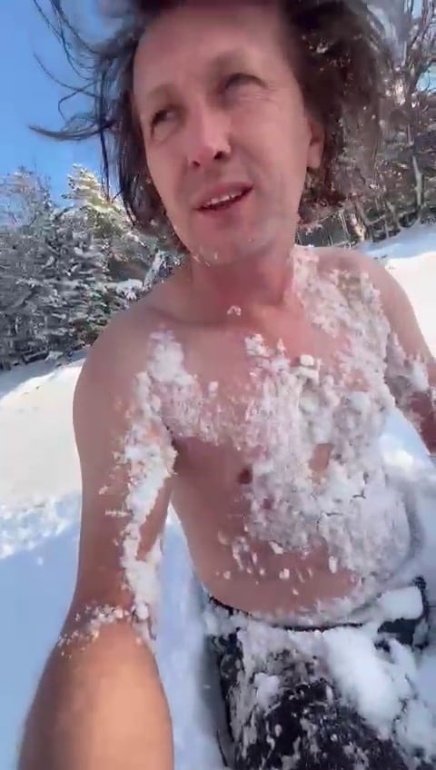 SAKARYA'NIN PAMUKOVA İLÇESİNDE YÜKSEK KESİMLERDE ETKİLİ OLAN YAĞIŞ SONRASINDA BİR VATANDAŞ, KARIN...