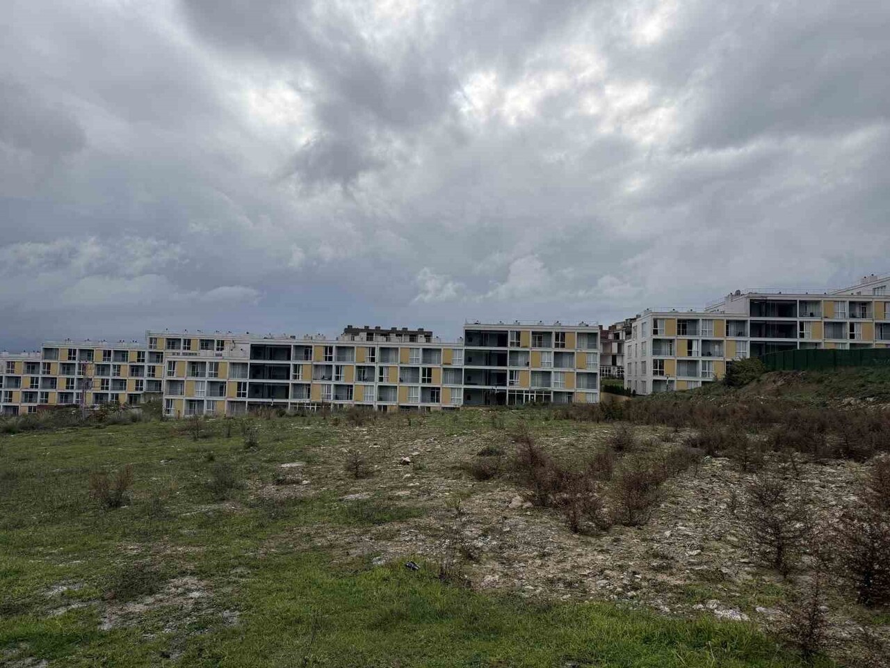 SAKARYA'NIN SERDİVAN İLÇESİNDE YAPI KULLANIM İZNİ OLMADIĞI VE YURT OLARAK KULLANILDIĞI...