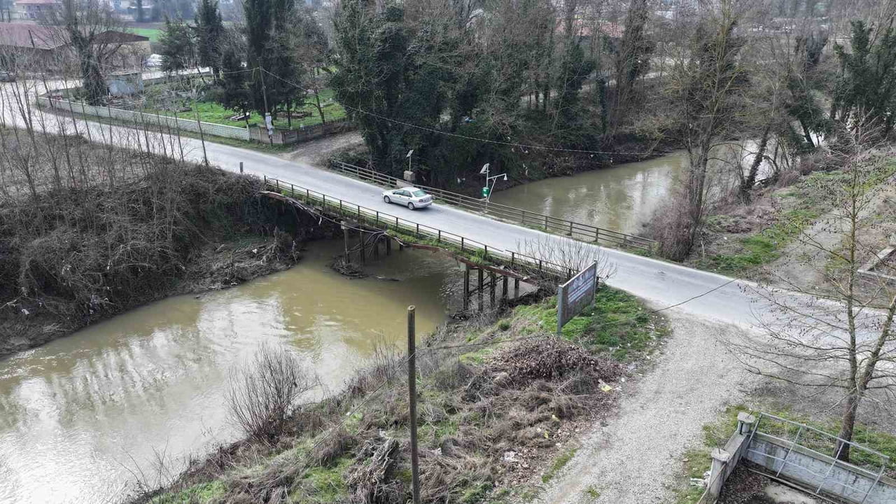 SAKARYA BÜYÜKŞEHİR BELEDİYESİ, AKYAZI VE HENDEK İLÇELERİNDE 20 MAHALLEYİ BİRBİRİNE BAĞLAYAN...