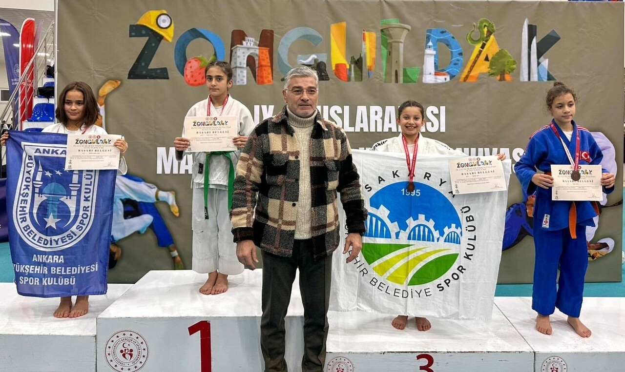 SAKARYA BÜYÜKŞEHİR BELEDİYESİ SPOR KULÜBÜ SPORCULARI, HAFTA SONU ZONGULDAK VE MERSİN'DE DÜZENLENEN...