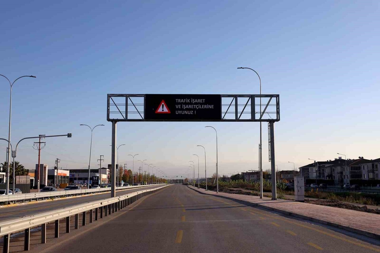 SAKARYA BÜYÜKŞEHİR BELEDİYESİ, TRAFİK GÜVENLİĞİNİ ARTTIRMAK AMACIYLA KULLANILAN DEĞİŞKEN MESAJ...