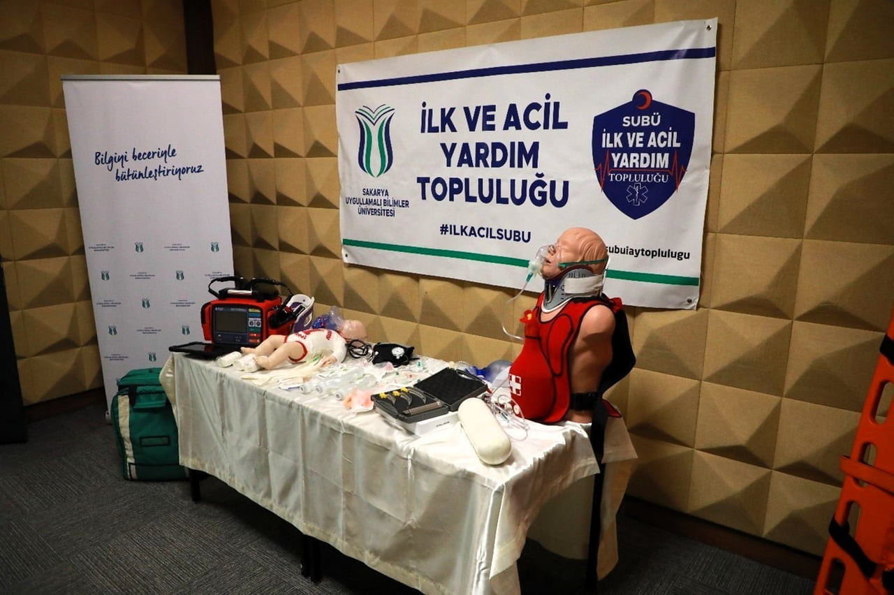 SAKARYA’DA İLK KEZ GERÇEKLEŞTİRİLEN ‘I. ULUSAL HASTANE ÖNCESİ ACİL SAĞLIK HİZMETLERİ SEMPOZYUMU’...