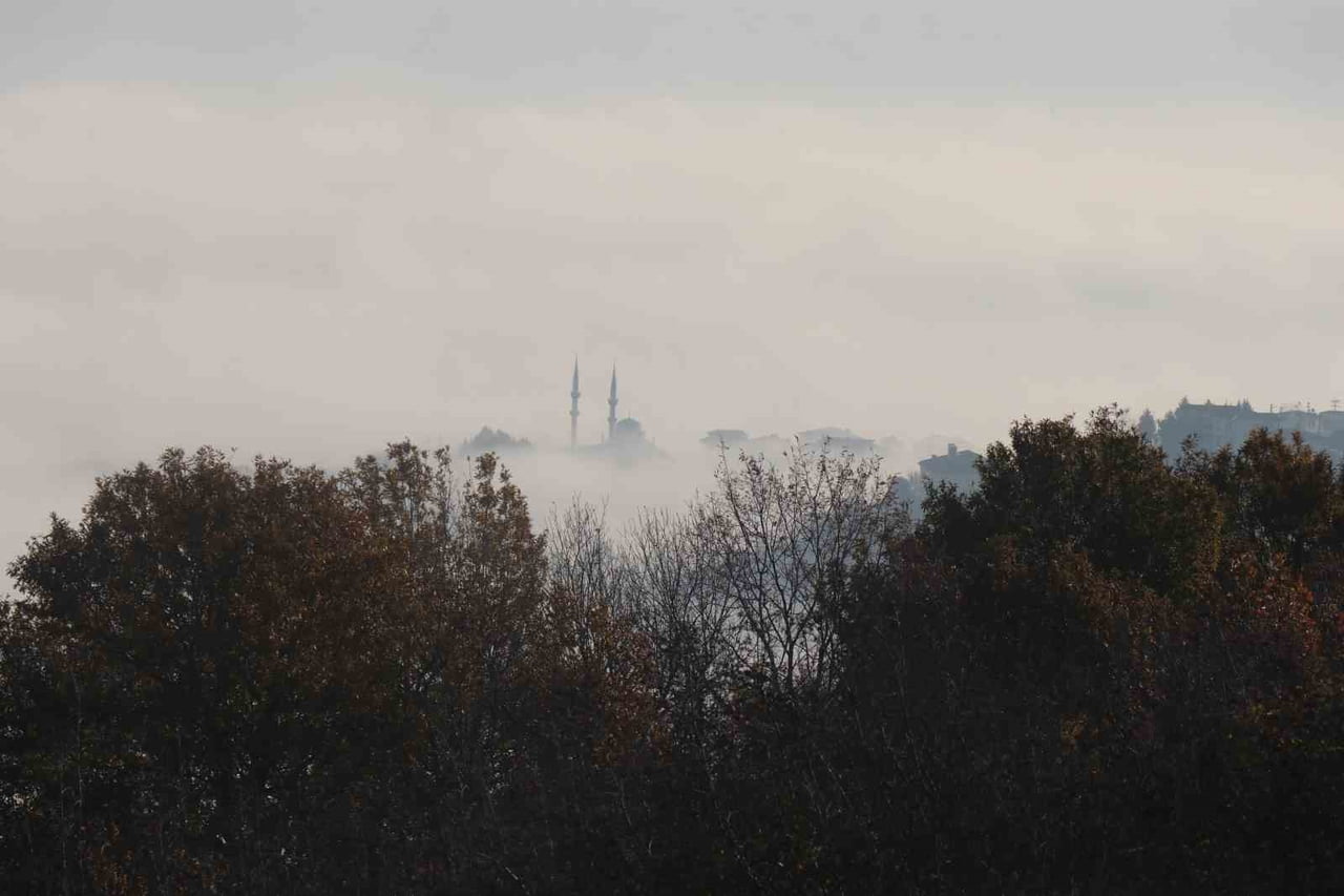 SAKARYA’DA SABAH SAATLERİNDE ETKİLİ OLAN SİS, GÜN DOĞUMUYLA BİRLİKTE GÖRSEL ŞÖLEN SUNDU