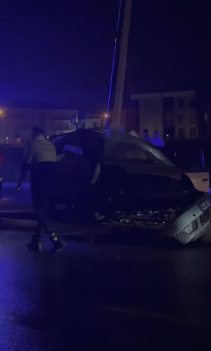 SAKARYA’NIN ADAPAZARI İLÇESİNDE MEYDANA GELEN TRAFİK KAZASINDA 23 YAŞINDAKİ GENÇ, OTOMOBİLİ İLE...