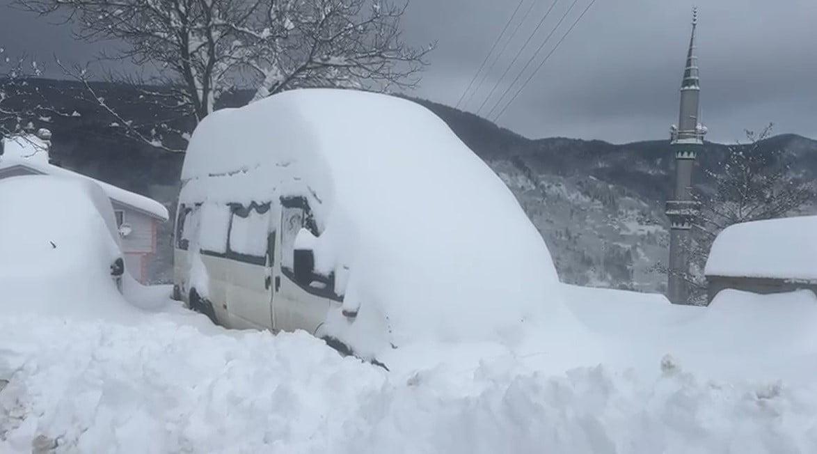 SAKARYA’NIN HENDEK İLÇESİNDE BULUNAN BİN 725 RAKIMLI DİKMEN MAHALLESİ’NDE KAR KALINLIĞI YER YER 1...