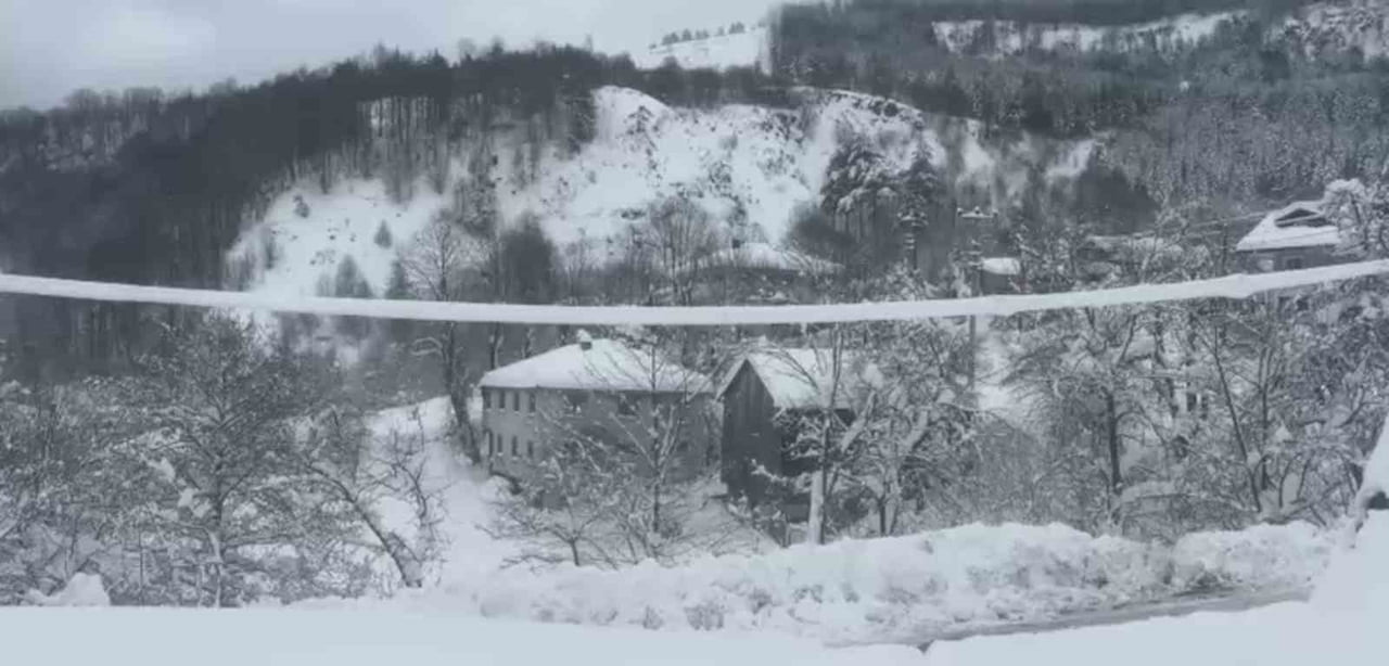 SAKARYA’NIN HENDEK İLÇESİNDE BULUNAN BİN 725 RAKIMLI DİKMEN MAHALLESİ’NDE KAR KALINLIĞI YER YER 1...