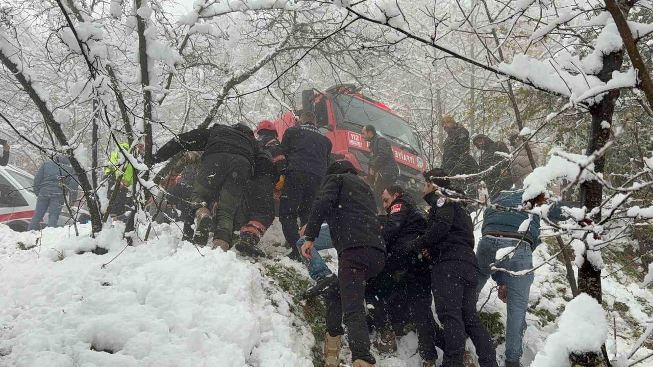 SAKARYA’NIN HENDEK İLÇESİNDE KONTROLDEN ÇIKAN OTOMOBİL, ŞARAMPOLE DEVRİLDİ. MEYDANA GELEN KAZADA 3...
