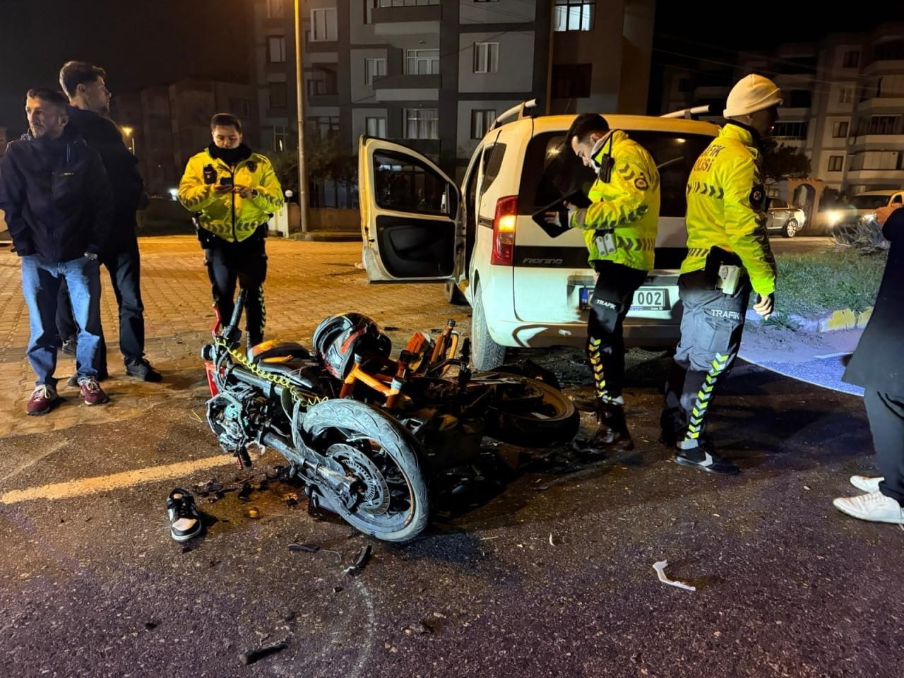 SAKARYA’NIN KARASU İLÇESİNDE HAFİF TİCARİ ARAÇLA ÇARPIŞAN MOTOSİKLETİN SÜRÜCÜSÜ...