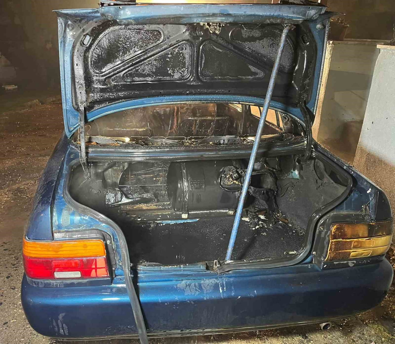 SAKARYA’NIN KAYNARCA İLÇESİNDE PARK HALİNDEKİ OTOMOBİLDE ÇIKAN YANGIN İTFAİYE EKİPLERİNCE...