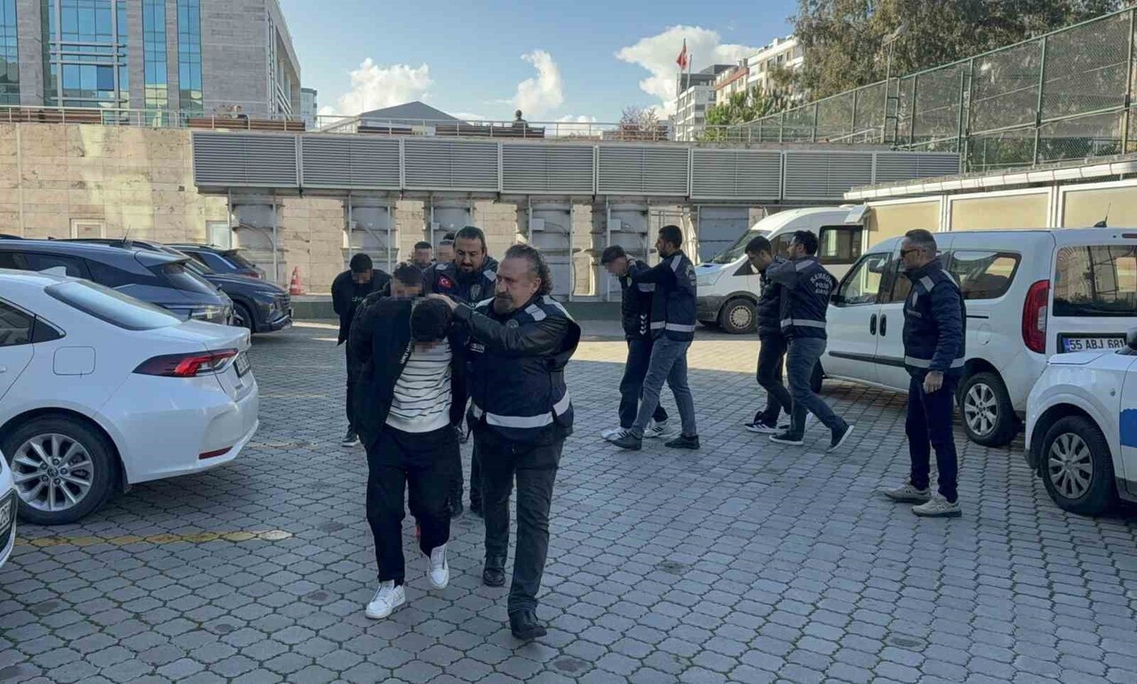 SAMSUN'DA 1'İ AĞIR 2 KİŞİNİN YARALANDIĞI SİLAHLI SALDIRIYLA İLGİLİ GÖZALTINA ALINARAK ADLİYEYE...