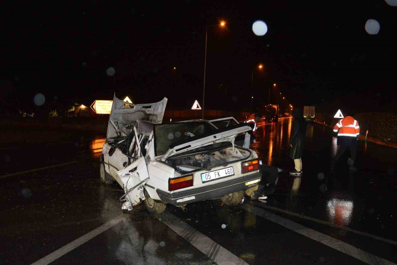 SAMSUN'DA FECİ KAZA: OTOMOBİL TIRA OK GİBİ SAPLANDI 4 YARALI