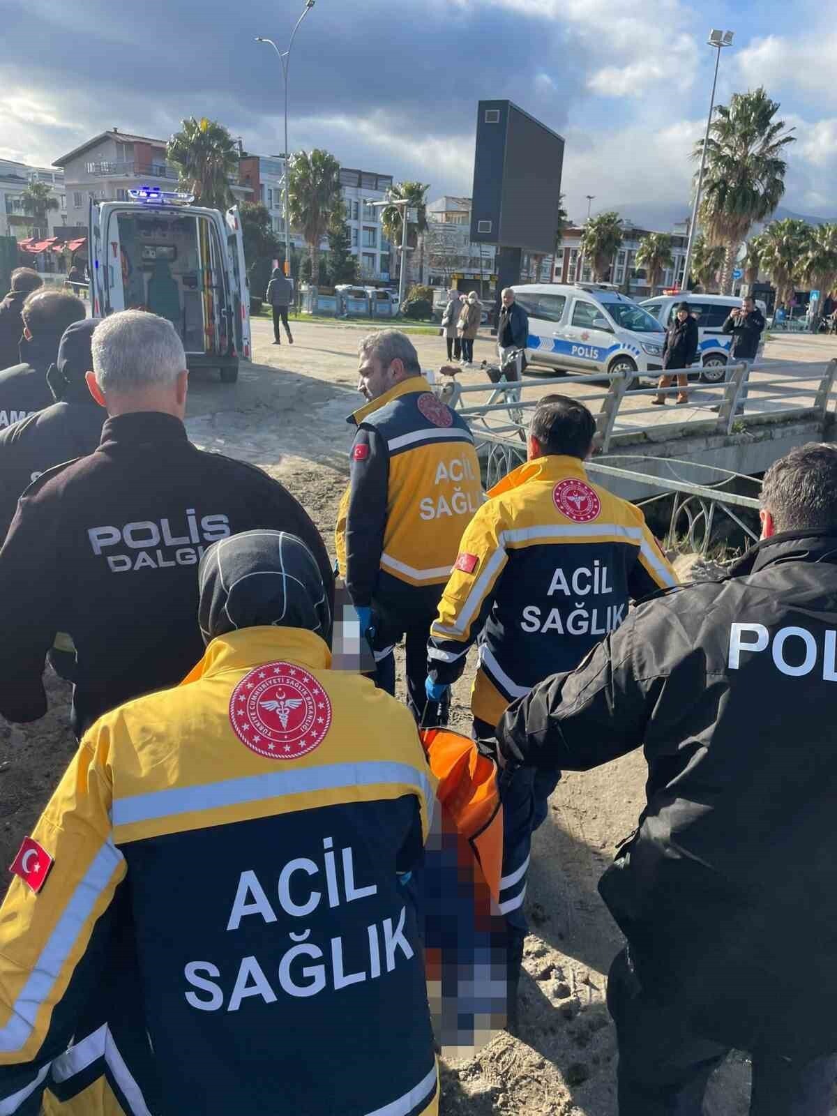 SAMSUN'UN ATAKUM İLÇESİNDE DENİZE DÜŞEN BİR KİŞİNİN CANSIZ BEDENİ DALGIÇ POLİSLER TARAFINDAN...