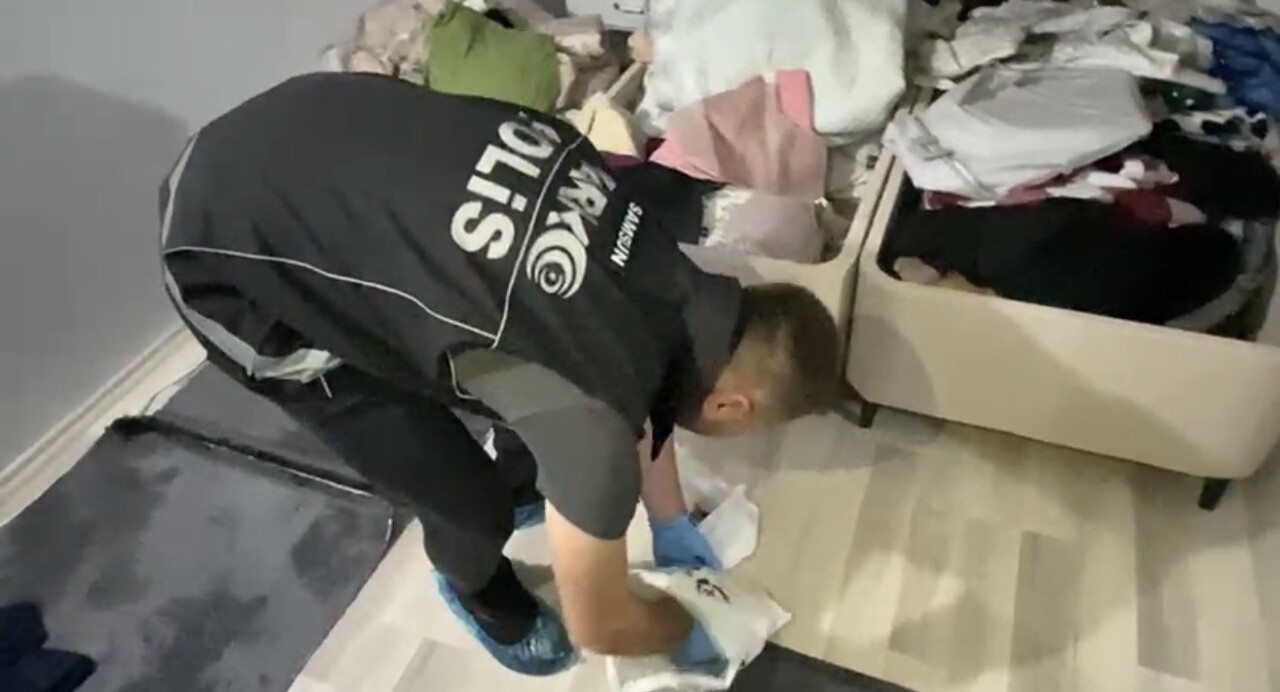 SAMSUN'UN İLKADIM İLÇESİNDE BİR ADRESE DÜZENLENEN NARKOTİK OPERASYONDA BAZANIN ALTINA GİZLENMİŞ...