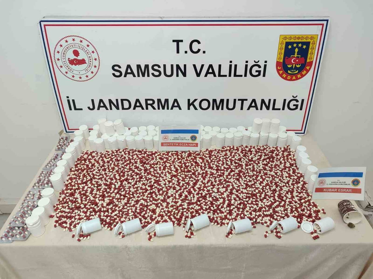 SAMSUN’DA  BİR APARTMAN YÖNETİCİSİ JANDARMA EKİPLERİNCE DÜZENLENEN UYUŞTURUCU OPERASYONUNDA 7 BİN...