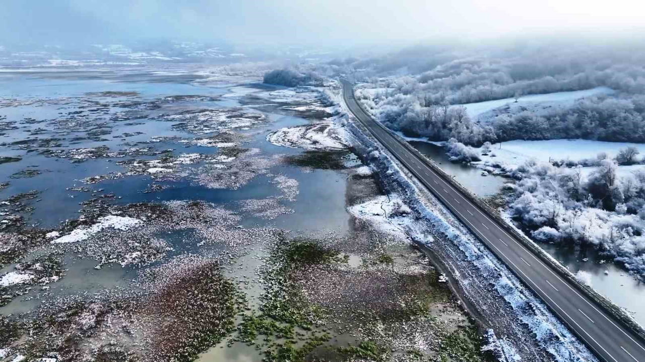 SAMSUN’DA BULUNAN LADİK GÖLÜ, KAR YAĞIŞININ ETKİSİYLE ADETA BEYAZ GELİNLİĞİNİ GİYDİ. GÖLÜN EŞSİZ...