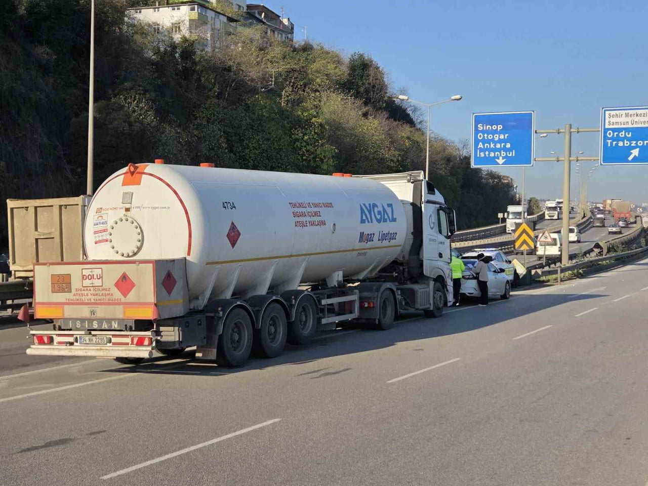 SAMSUN’DA ÖNCE OTOMOBİL BARİYERLERE ÇARPARAK YAN YATTI VE 1 KİŞİ YARALANDI, ARDINDAN LPG YÜKLÜ...