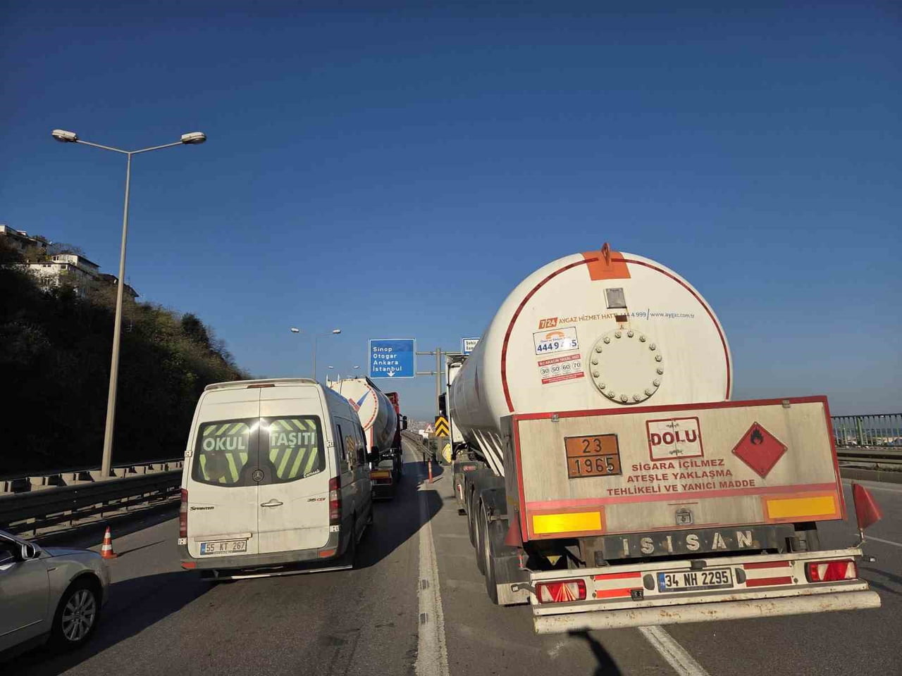 SAMSUN’DA ÖNCE OTOMOBİL BARİYERLERE ÇARPARAK YAN YATTI VE 1 KİŞİ YARALANDI, ARDINDAN LPG YÜKLÜ...