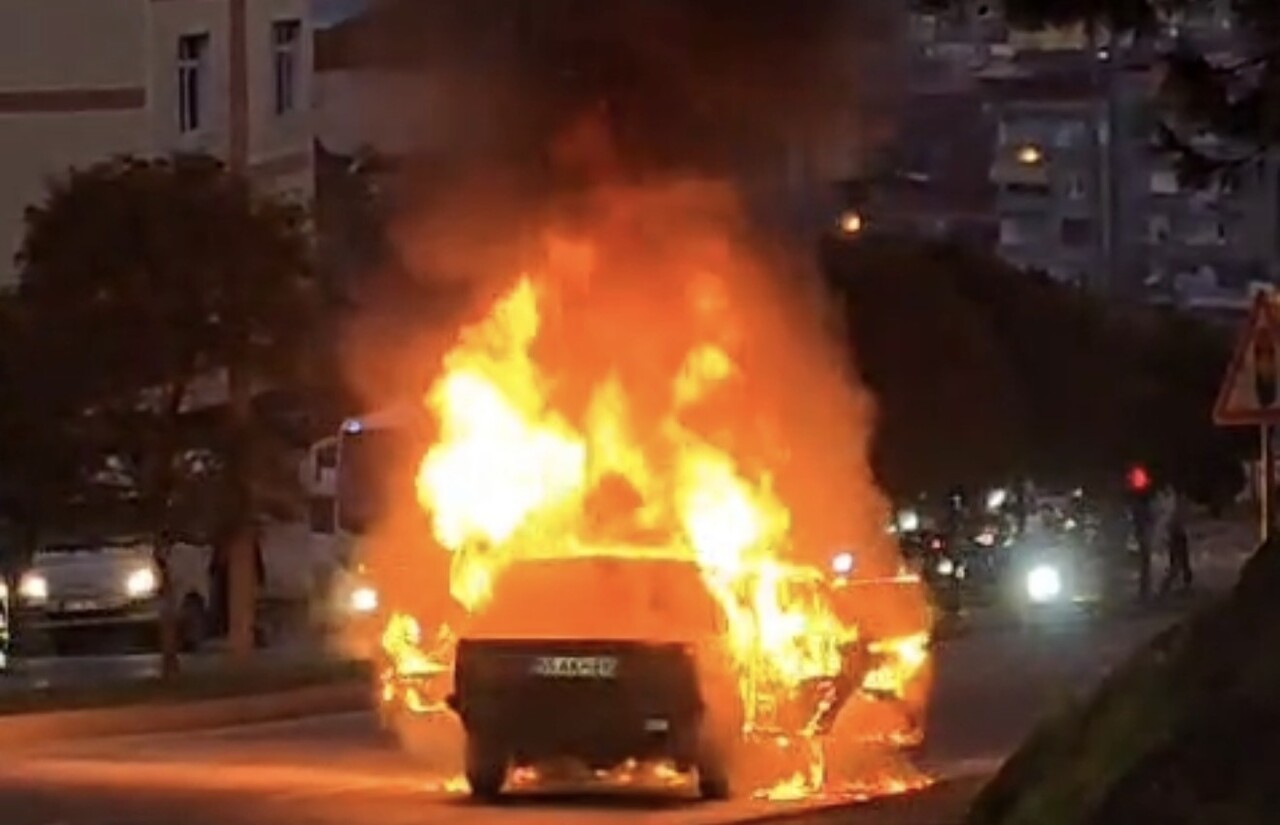 SAMSUN’DA SEYİR HALİNDEYKEN ÇIKAN YANGINDA BİR OTOMOBİL TAMAMEN YANARAK KULLANILAMAZ HALE...