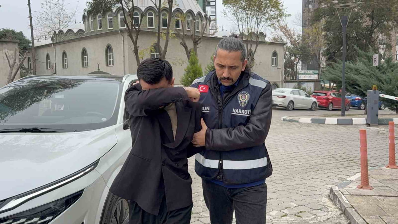 SAMSUN’DA UYUŞTURUCU İLE MÜCADELE KAPSAMINDA YÜRÜTÜLEN ÇALIŞMALAR ÇERÇEVESİNDE 50 GRAM KOKAİN İLE...